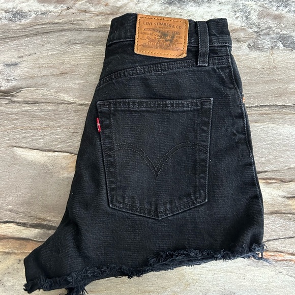 Levi’s Ribcage Shorts - Picture 3 of 5